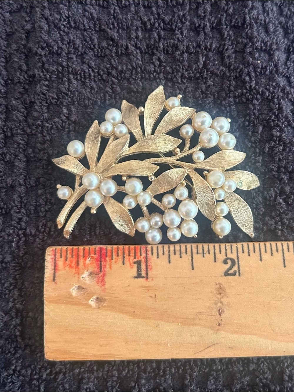 Vintage Trifari Gold Pearl Floral Leaf Brooch - like new. - Picture 2 of 3
